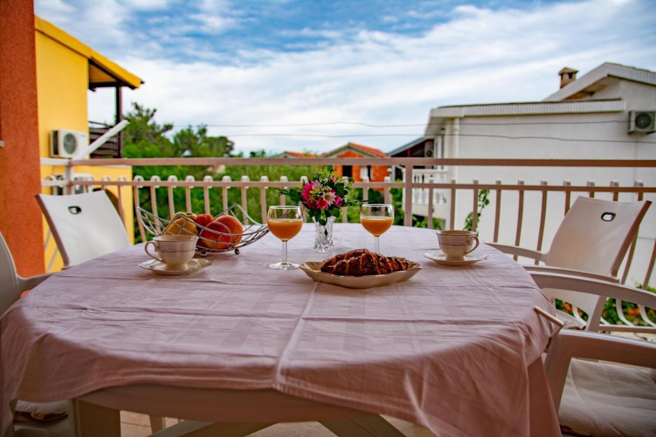 Apartment Tony - 2Bdr Beachfront ยาดริยา ภายนอก รูปภาพ