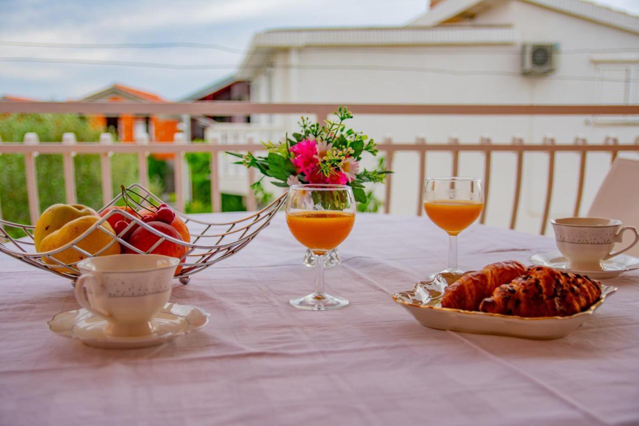 Apartment Tony - 2Bdr Beachfront ยาดริยา ภายนอก รูปภาพ